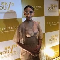 Untuk rambut, Amanda memilih gaya simpel dengan hanya mengikatnya ke belakang. Ia pun tidak terlihat mengenakan terlalu banyak aksesori untuk menunjang penampilannya, hanya cincin yang tampak melingkar di jari manisnya. Foto: Vina Oktiani/Wolipop