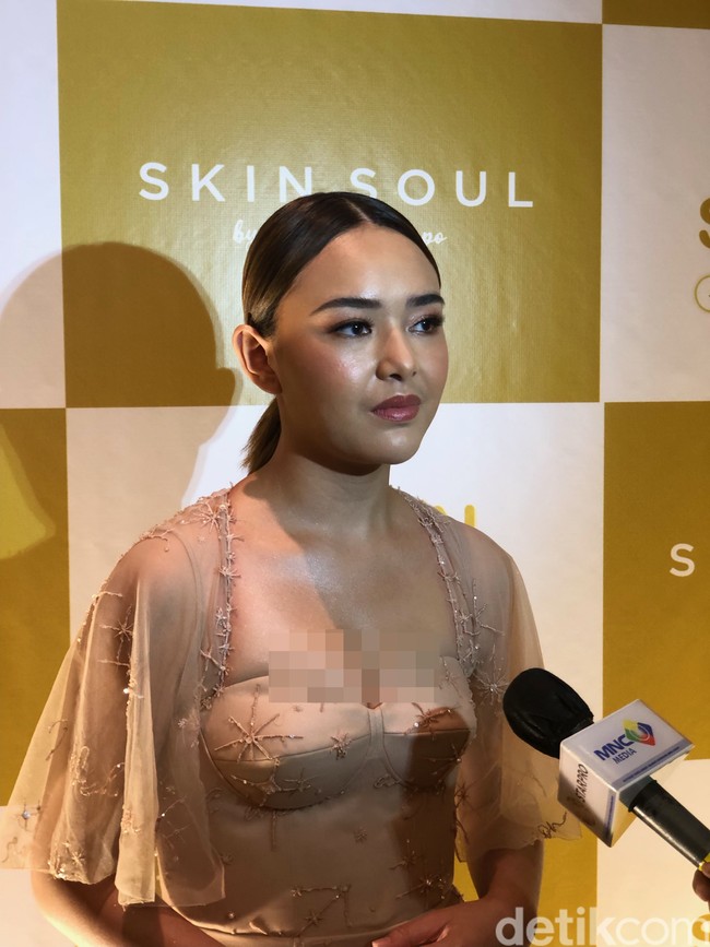 Untuk mempercantik penampilannya, Amanda Manopo memilih menggunakan makeup natural flawless. Bibirnya tampak dipulas dengan lipstik berwarna nude. Wajahnya pun terlihat begitu glowing. Foto: Vina Oktiani/Wolipop