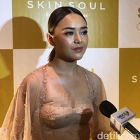 Untuk mempercantik penampilannya, Amanda Manopo memilih menggunakan makeup natural flawless. Bibirnya tampak dipulas dengan lipstik berwarna nude. Wajahnya pun terlihat begitu glowing. Foto: Vina Oktiani/Wolipop