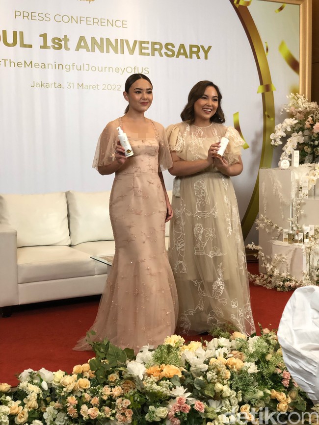 Amanda Manopo hadir ditemani sang kakak, Angelica Manopo, selaku CMO Skin Soul. Keduanya terlihat kompak mengenakan gaun berwarna senada. Foto: Vina Oktiani/Wolipop