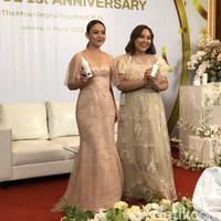 Amanda Manopo hadir ditemani sang kakak, Angelica Manopo, selaku CMO Skin Soul. Keduanya terlihat kompak mengenakan gaun berwarna senada. Foto: Vina Oktiani/Wolipop
