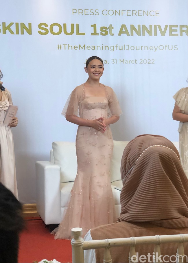 Pemeran Andin dalam sinetron Ikatan Cinta itu terlihat cantik dalam balutan gaun panjang model duyung berwarna coklat yang memperlihatkan lekuk tubuhnya. Bagian lengannya terbuat dari bahan transparan. Foto: Vina Oktiani/Wolipop