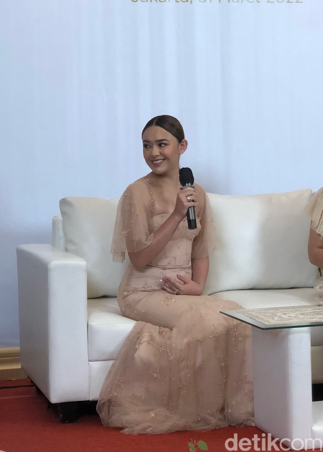 Amanda Manopo baru-baru ini terlihat menghadiri perayaan anniversary pertama Skin Soul yang digelar di The Westin Hotel Jakarta pada Kamis (31/03/22). Penampilannya pun terlihat begitu menawan dengan berbalut gaun berwarna coklat. Foto: Vina Oktiani/Wolipop