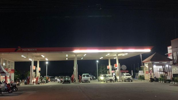 Antrean kendaraan di SPBU Pertamina di kawasan Tangerang Selatan, setelah pengumuman kenaikan harga Pertamax, Kamis (31/3/2022). (CNBC Indonesia/Maikel Jefriando)