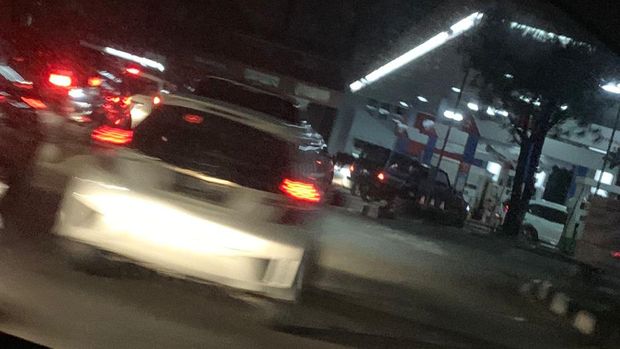 Antrean kendaraan di SPBU Pertamina di kawasan Tangerang Selatan, setelah pengumuman kenaikan harga Pertamax, Kamis (31/3/2022). (CNBC Indonesia/Maikel Jefriando)