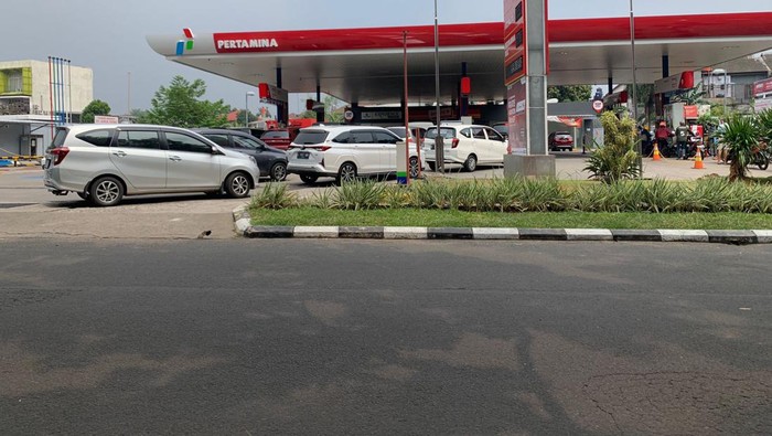 Antrean Mobil di SPBU Pertamina Bintaro Sektor 9
