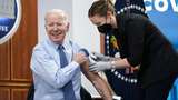 Ekspresi Joe Biden Saat Disuntik Vaksin Dosis ke-4 di AS