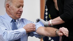 Presiden AS Joe Biden menerima booster COVID-19 keduanya Rabu (30/3). Biden sebut warganya sudah bisa vaksin ke-4 untuk melindungi diri dari subvarian Omicron.