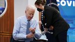 Ekspresi Joe Biden Saat Disuntik Vaksin Dosis ke-4 di AS