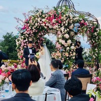 Hyun Bin dan Son Ye Jin menikah di area terbuka Aston House. Tampak dekorasi pernikahan yang sangat cantik dengan banyak rangkaian bunga beraneka warna. Foto: Dok. Twitter