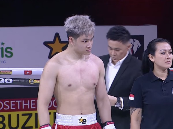 Uch uchun qora tanlilar bilan jinsiy aloqa Woodman qolini anusiga qoydi