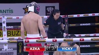 Bahkan Vicky sempat dibuat terjatuh akibat uppercut yang tak terlalu telak mengenainya. Dok. YouTube/Deddy Corbuzier.