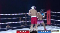 Vicky pun lebih sering menghindari dan menjaga jarak dari Azka lewat footworknya.  Dok. YouTube/Deddy Corbuzier.