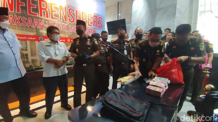 Barang bukti tumpukan uang Rp 350 juta hasil pemerasan yang dilakukan dua oknum pegawai BPK RI Kanwil Jabar