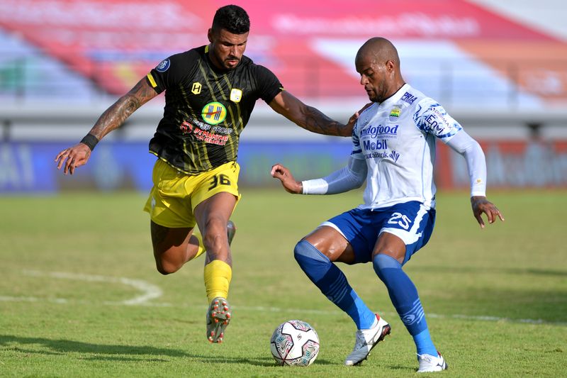 Barito Putera vs Persib Bandung Pesepak bola Persib Bandung David Da Silva (kanan) berebut bola dengan pesepak bola Barito Putera Renan Alves (kiri) saat pertandingan Liga 1 di Stadion Kapten I Wayan Dipta, Gianyar, Bali, Kamis (31/3/2022). Barito Putera bermain imbang melawan Persib Bandung dengan skor 1-1 ANTARA FOTO/Fikri Yusuf/rwa.