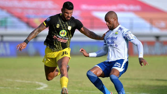 Pesepak bola Persib Bandung David Da Silva (kanan) berebut bola dengan pesepak bola Barito Putera Renan Alves (kiri) saat pertandingan Liga 1 di Stadion Kapten I Wayan Dipta, Gianyar, Bali, Kamis (31/3/2022). Barito Putera bermain imbang melawan Persib Bandung dengan skor 1-1 ANTARA FOTO/Fikri Yusuf/rwa.