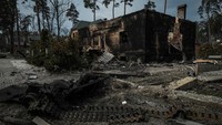 Penampakan bangunan dan kendaraaan militer yang rusak berat imbas perang antara Rusia dan Ukraina di kawasan Irpin, Selasa (29/3/2022).