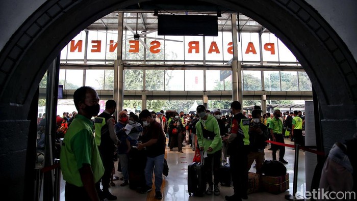 Stasiun Pasar Senen ramai didatangi penumpang kereta menjelang Ramadan. Tak sedikit di antaranya mudik lebih awal untuk melaksanakan puasa di kampung halaman.