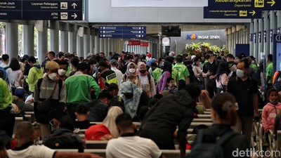 Begini Keramaian Stasiun Pasar Senen Jelang Ramadan