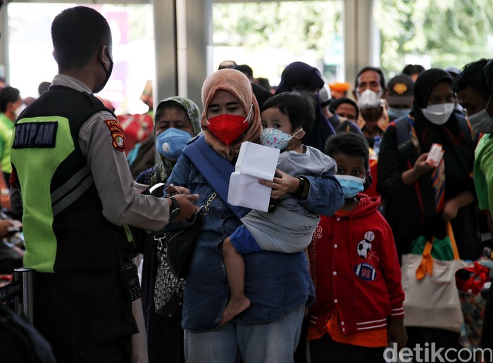Stasiun Pasar Senen ramai didatangi penumpang kereta menjelang Ramadan. Tak sedikit di antaranya mudik lebih awal untuk melaksanakan puasa di kampung halaman.