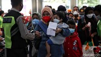 Ramainya aktivitas di Stasiun Pasar Senen salah satunya juga disebabkan karena dilonggarkannya aturan pembatasan di masa pandemi COVID-19.