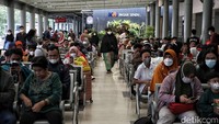Warga yang sudah divaksin COVID-19 dosis kedua dapat melakukan perjalanan jarak jauh tanpa perlu melampirkan hasil tes swab.