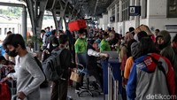 Meski begitu, guna mengantisipasi lonjakan kasus COVID-19, warga diimbau untuk melakukan vaksinasi dosis ketiga atau booster.