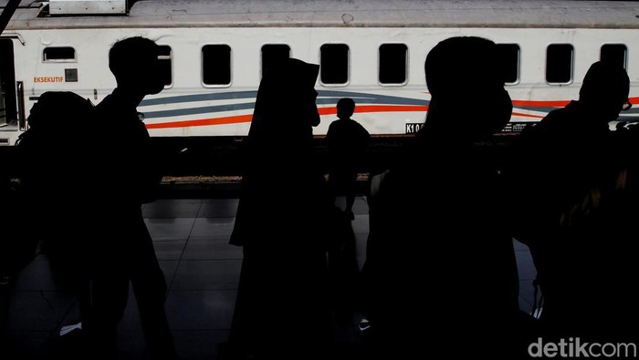 Stasiun Pasar Senen ramai didatangi penumpang kereta menjelang Ramadan. Tak sedikit di antaranya mudik lebih awal untuk melaksanakan puasa di kampung halaman.