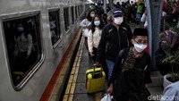 Ratusan penumpang bersiap menaiki kereta api jarak jauh Matamarja yang akan menuju sejumlah daerah di Jawa Timur, dari Stasiun Pasar Senen, Jakarta, Kamis (31/3/2022).