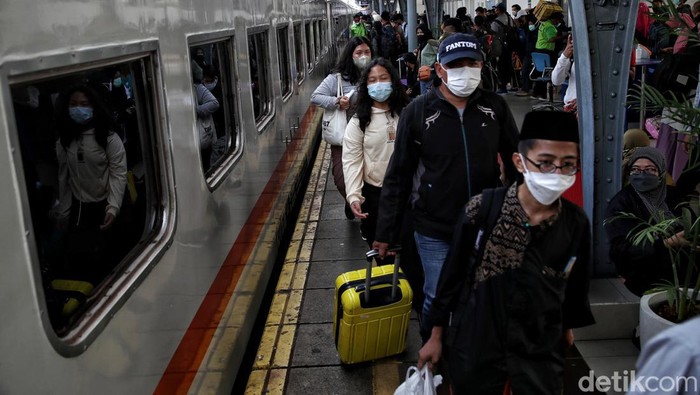 Begini Ramainya Stasiun Pasar Senen Jelang Ramadan Stasiun Pasar Senen ramai didatangi penumpang kereta menjelang Ramadan. Tak sedikit di antaranya mudik lebih awal untuk melaksanakan puasa di kampung halaman.