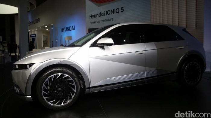 PT Hyundai Motor Indonesia hari ini memperkenalkan Ioniq 5 dalam ajang IIMS 2022. Ini merupakan mobil listrik murni atau battery electric vehicles (BEV) pertama buatan Indonesia.