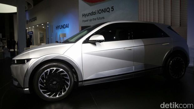 PT Hyundai Motor Indonesia hari ini memperkenalkan Ioniq 5 dalam ajang IIMS 2022. Ini merupakan mobil listrik murni atau battery electric vehicles (BEV) pertama buatan Indonesia.