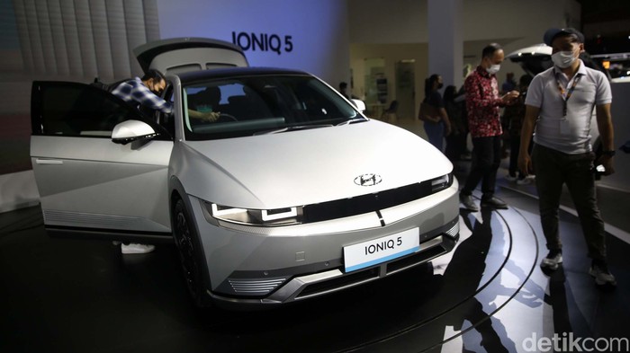 PT Hyundai Motor Indonesia hari ini memperkenalkan Ioniq 5 dalam ajang IIMS 2022. Ini merupakan mobil listrik murni atau battery electric vehicles (BEV) pertama buatan Indonesia.
