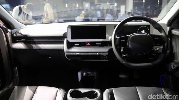 PT Hyundai Motor Indonesia hari ini memperkenalkan Ioniq 5 dalam ajang IIMS 2022. Ini merupakan mobil listrik murni atau battery electric vehicles (BEV) pertama buatan Indonesia.