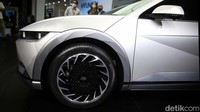 Dari segi performa, tipe Prime Standard dan Signature Standard mampu membuat IONIQ 5 melaju dari 0 - 100 km/jam dalam kurun waktu 8,5 detik, sedangkan tipe Prime Long Range dan Signature Long Range mampu membuat mobil berakselerasi dari 0 - 100 km/jam hanya dalam kurun waktu 7,4 detik.