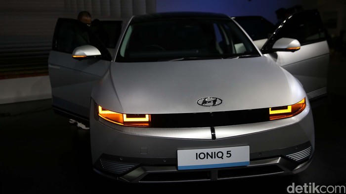 PT Hyundai Motor Indonesia hari ini memperkenalkan Ioniq 5 dalam ajang IIMS 2022. Ini merupakan mobil listrik murni atau battery electric vehicles (BEV) pertama buatan Indonesia.