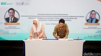 Direktur Utama PT Bank Syariah Indonesia Tbk (BSI) Hery Gunardi (kanan) dan Direktur Eksekutif Lembaga Pembiayaan Ekspor Indonesia Rijani Tirtoso (kiri) menandatangani nota kesepahaman mengenai penyediaan dan pemanfaatan layanan & produk perbankan syariah.