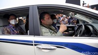 Sementara itu, Menko Perekonomian Airlangga Hartarto bersama Presiden Direktur Toyota Astra Motor Susumu Matsuda, dan Wakil Presiden Direktur Toyota Astra Motor Henry Tanoto sempat mencoba mobil listrik Kijang Innova EV Concept ini usai membuka pameran IIMS Hybrid 2022 di JIExpo, Kemayoran, Jakarta, Kamis (31/3/2022).