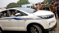 Menteri Koordinator Bidang Perekonomian Airlangga Hartarto menjajal mobil listrik Kijang Innova EV Concept di JIExpo, Kemayoran, Jakarta, Kamis (31/3/2022).