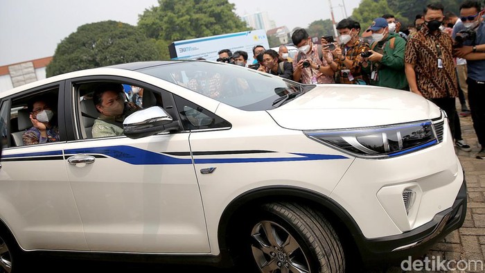 Buka Pameran IIMS 2022, Menko Airlangga Jajal Kijang Innova Listrik Menko Perekonomian Airlangga Hartarto membuka pameran IIMS Hybrid 2022. Dalam kesempatan itu, ia juga menjajal mobil listrik Kijang Innova EV Concept.