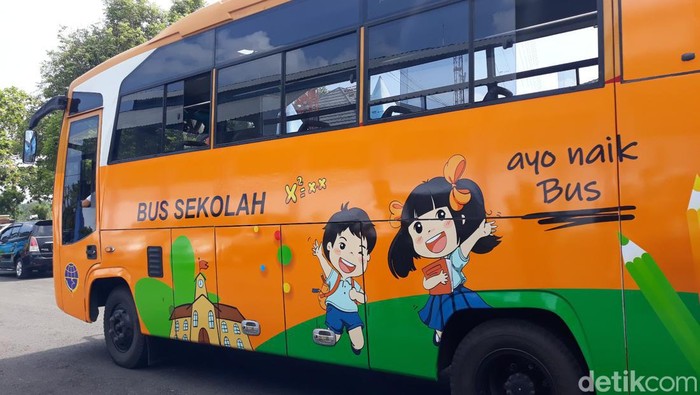 Bus sekolah gratis diluncurkan di Gunungkidul, Kamis (31/3/2022).