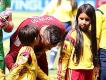 Mengapa Pemain Sepakbola Gandeng Anak-anak Saat Masuk Lapangan?