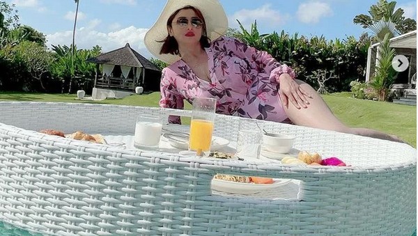 Pose Seksi Dewi Perssik Saat Menikmati Sarapan di Kolam Renang