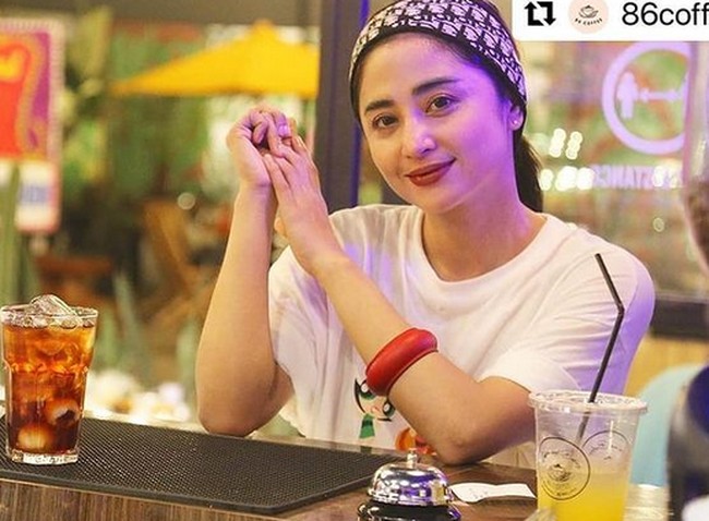 Dewi Perssik sempat melakukan tanam benang di beberapa area wajahnya. Karena perawatan-perawatan tersebut wajahnya jadi terlihat lebih tirus dan juga glowing. Foto: instagram @dewiperssikreal
