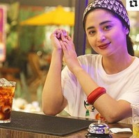 Dewi Perssik sempat melakukan tanam benang di beberapa area wajahnya. Karena perawatan-perawatan tersebut wajahnya jadi terlihat lebih tirus dan juga glowing. Foto: instagram @dewiperssikreal