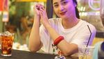 Pose Seksi Dewi Perssik Saat Menikmati Sarapan di Kolam Renang