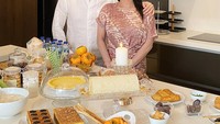 Bersama sang suami, Dewi Perssik pamer makanan saat momen Lebaran. Di meja makan sudah tersaji kurma, kue lapis legit dan aneka makanan lainnya. Yummy! Foto: instagram @dewiperssikreal