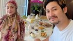 Pose Seksi Dewi Perssik Saat Menikmati Sarapan di Kolam Renang