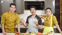 Dewi Perssik memiliki badan langsing dan perut rata berkat usaha diet yang dijalankannya. Ia membatasi asupan makanan demi menjaga bobot tubuhnya. Foto: instagram @dewiperssikreal