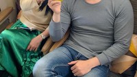 Istri dari Angga Wijaya ini juga terlihat sering memamerkan momen kulineran romantis bareng sang suami. Seperti saat memamerkan segelas minuman ini. Foto: instagram @dewiperssikreal